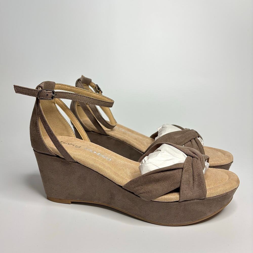 Dirty Laundry DL Dive In Platform Wedge Sandal in Dusty Taupe